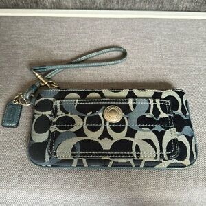 Vintage Coach Wristlet, Navy C’s pattern, zipper in tact, Early 2000’s